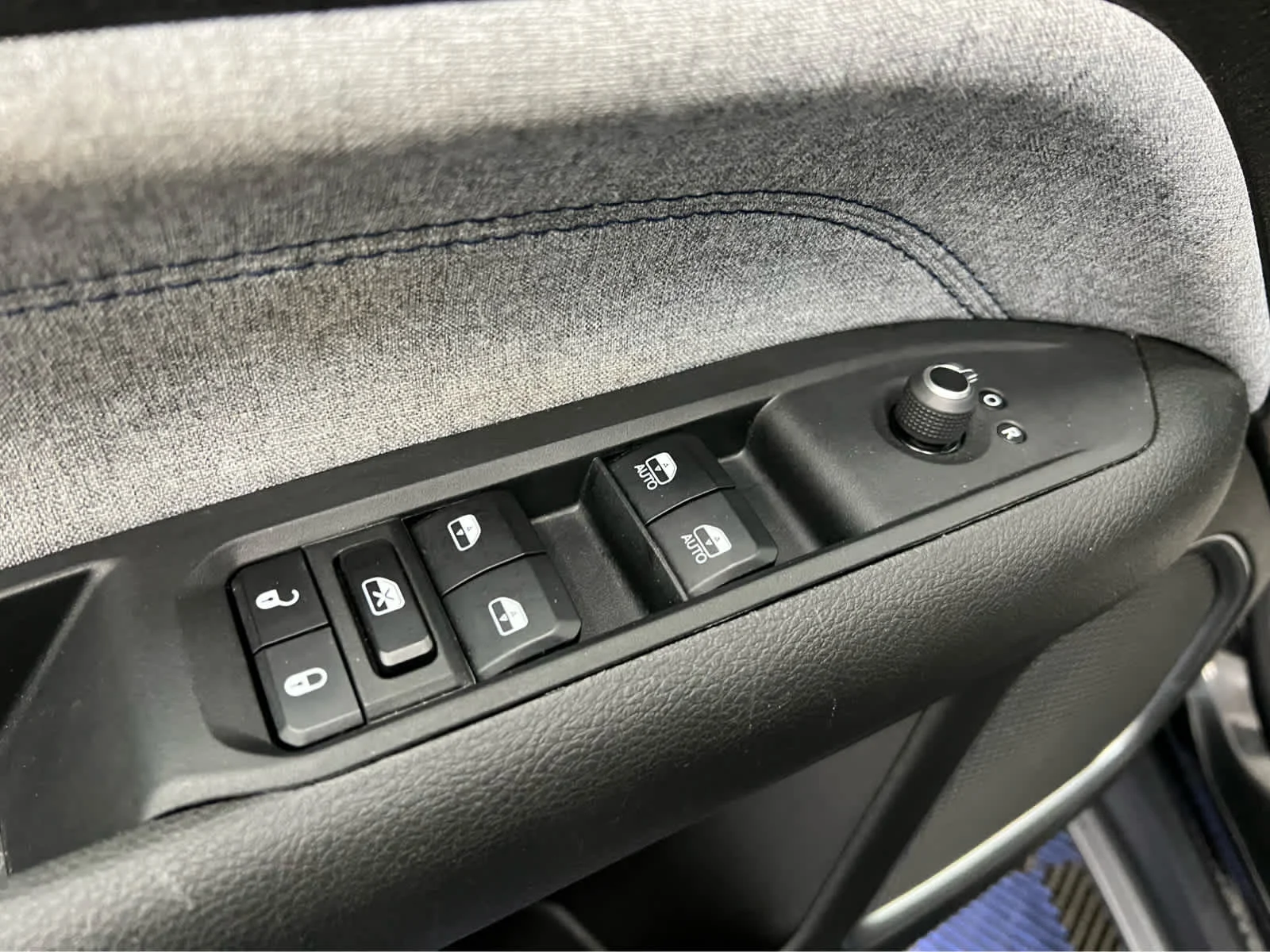 Used 2024 Diamond Black Crystal Pearlcoat Jeep Latitude image 17