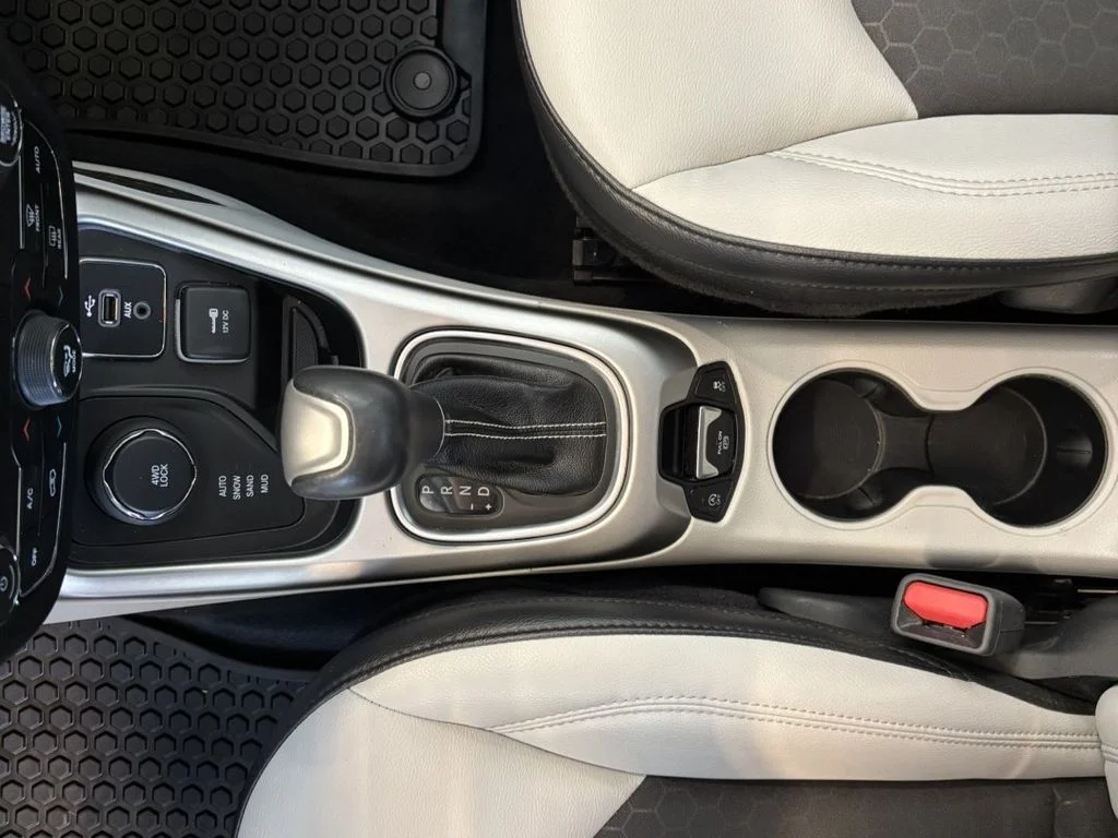 Used 2018 Blue Jeep Latitude image 19