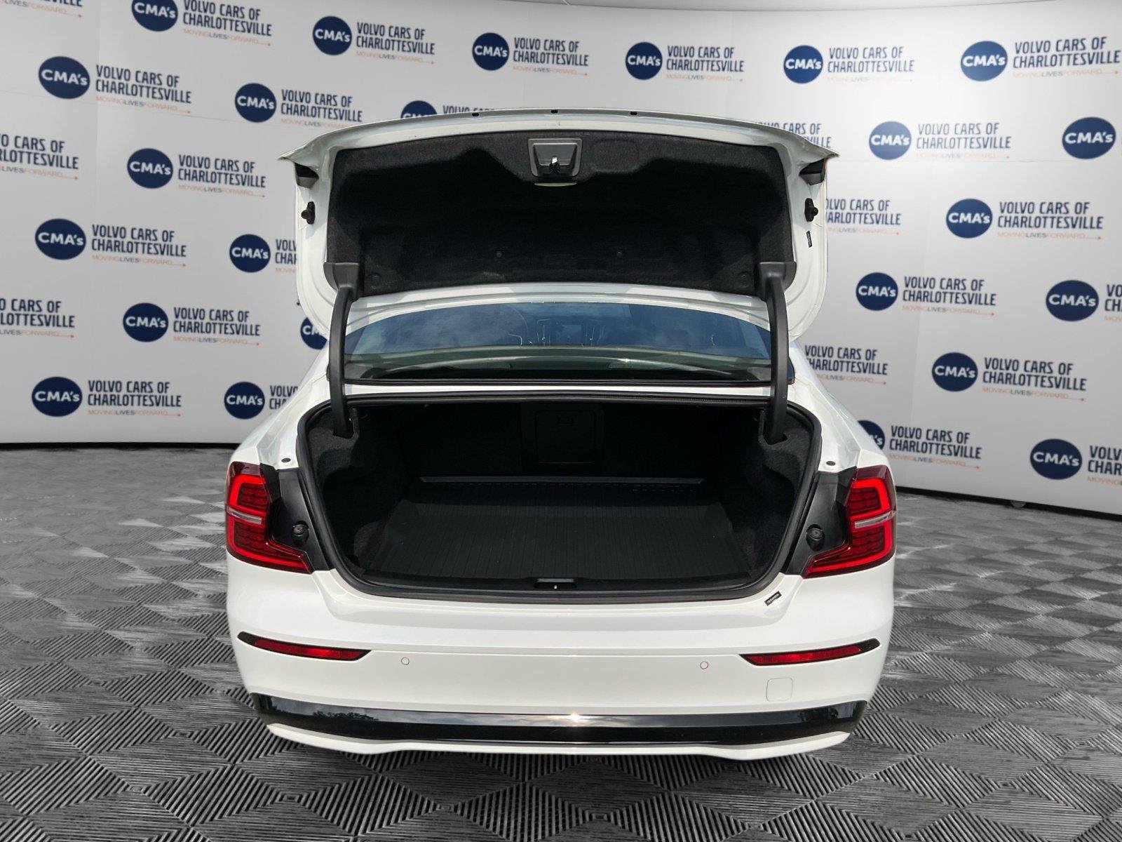 Used 2023 Crystal White Metallic Volvo Plus Dark Theme image 15