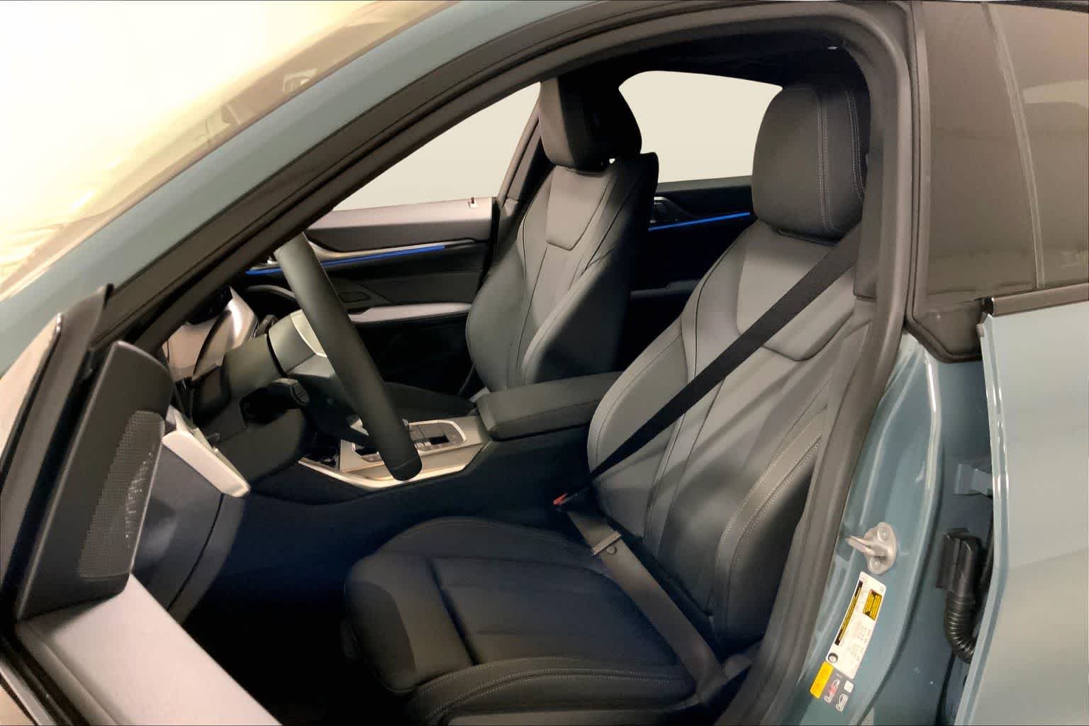 New 2026 Cape York Green Metallic BMW xDrive40 image 9