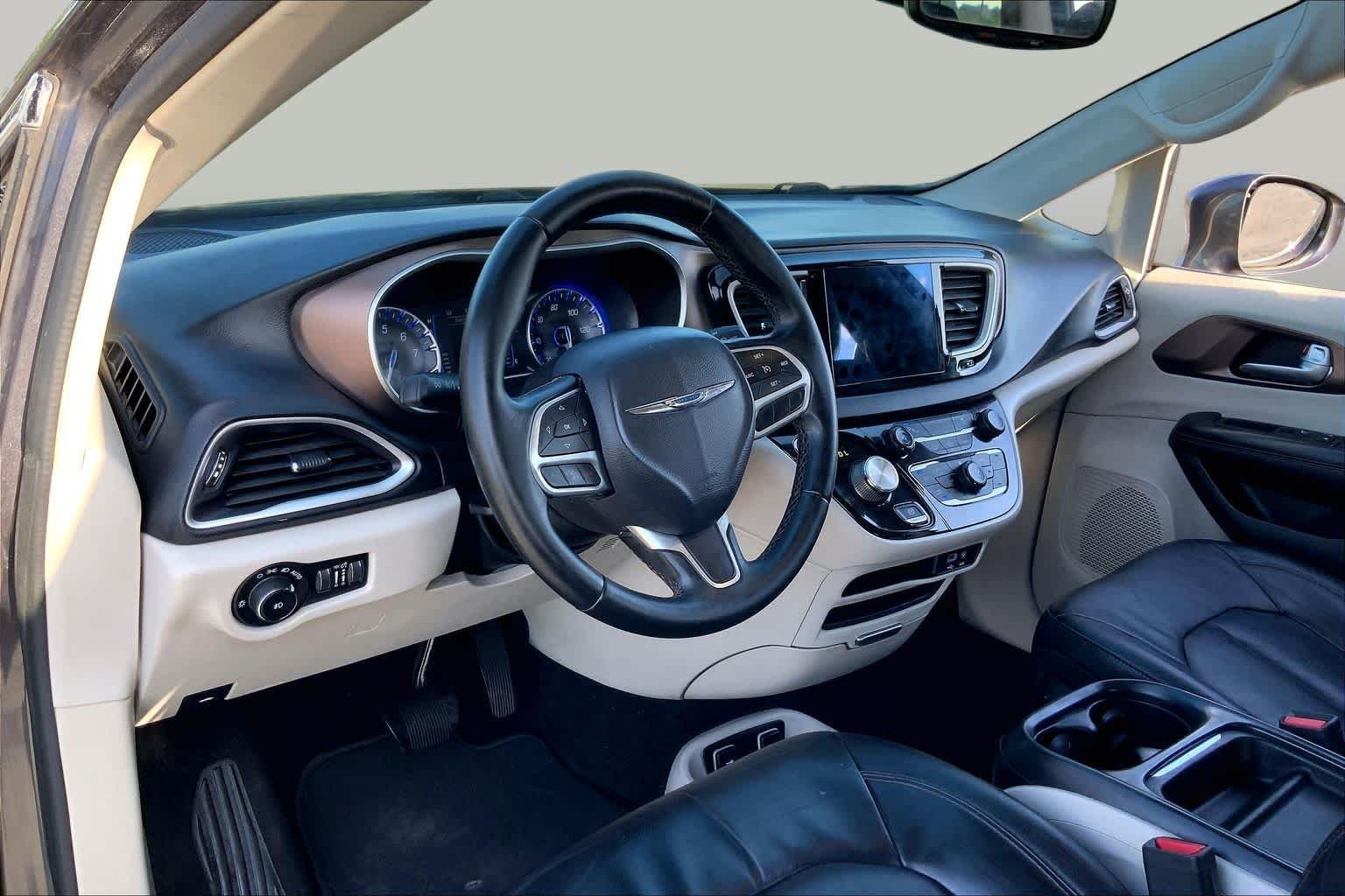 Used 2017 Granite Crystal Metallic Clearcoat Chrysler Touring-L image 17