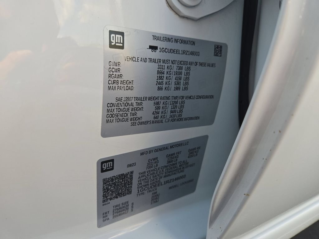 Used 2024 Summit White Chevrolet RST image 21