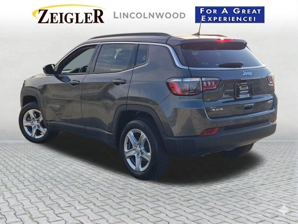 Used 2024  Jeep Latitude image 13