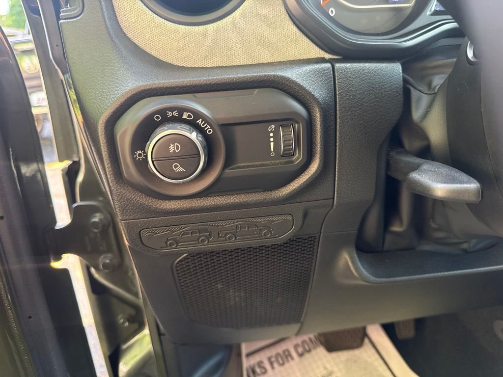 Used 2024 Green Jeep Sport S image 22