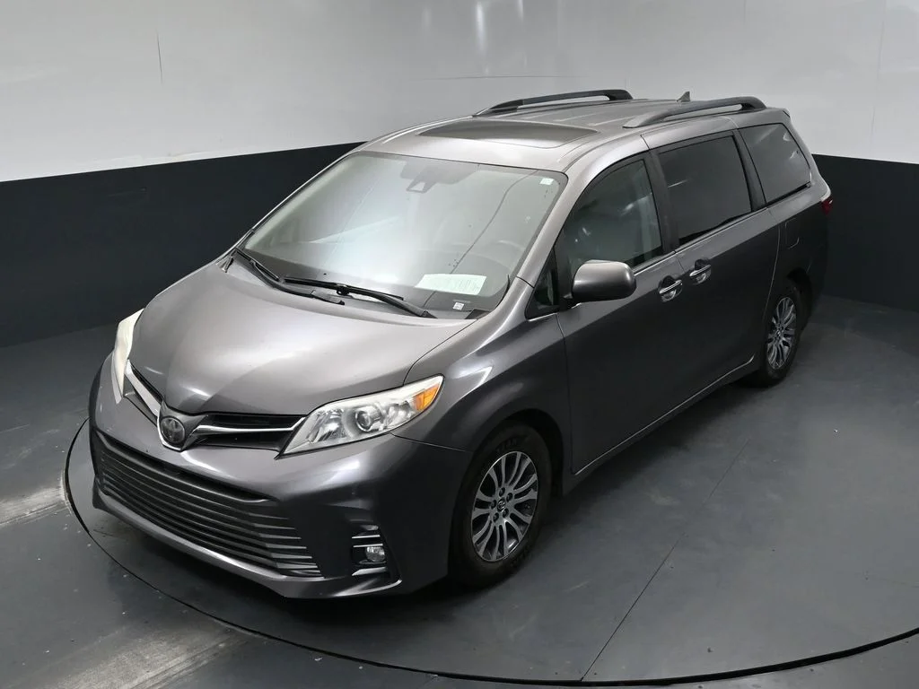 Used 2018 Gray Toyota XLE image 14