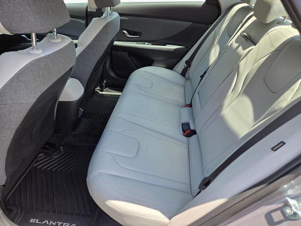2025 Hyundai Elantra Limited - Photo 17