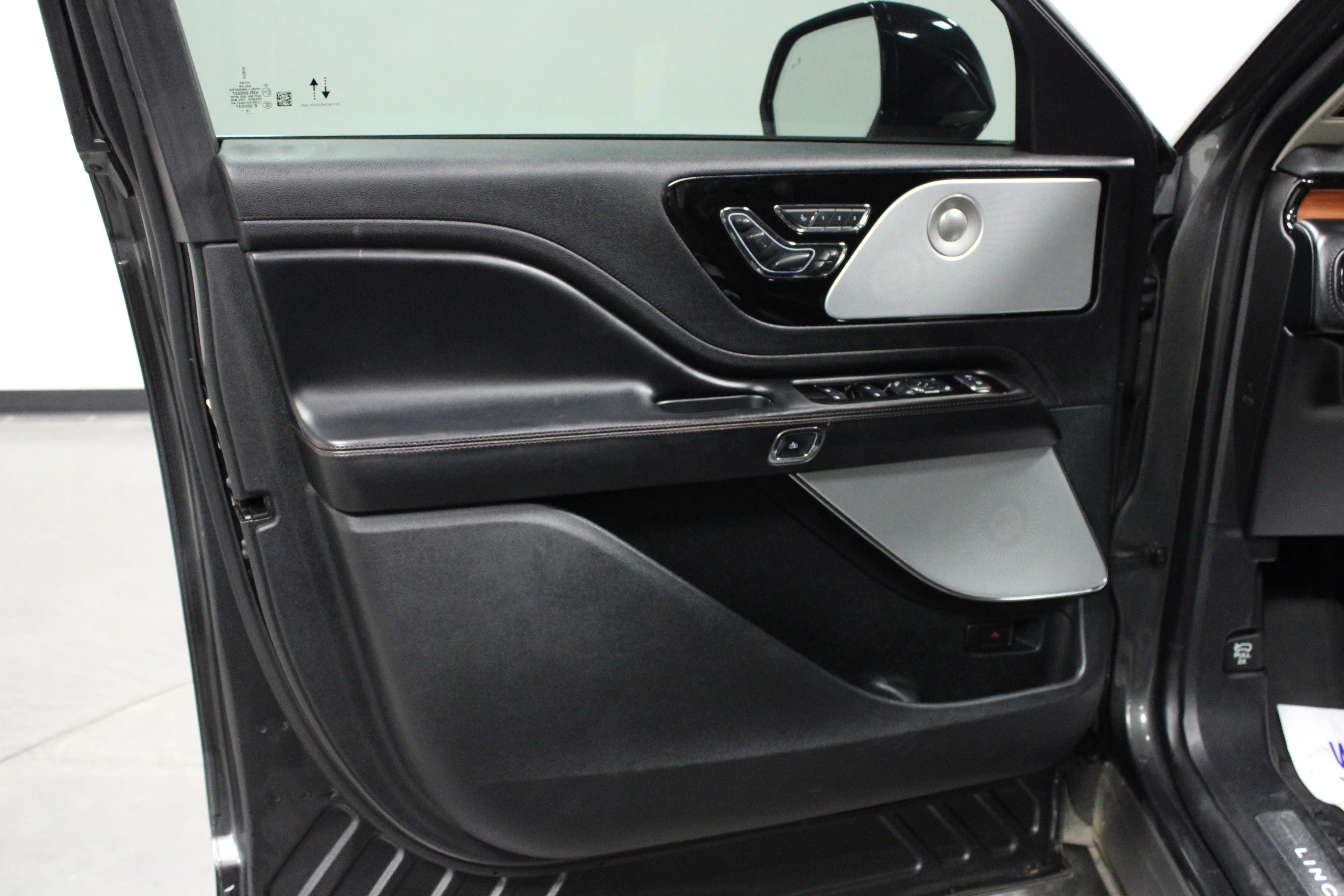 Used 2020 Magnetic Gray Lincoln Grand Touring image 11