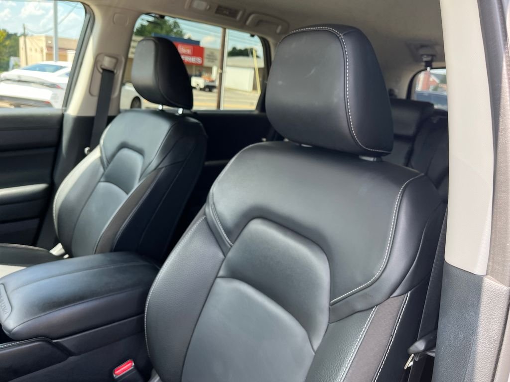Used 2023 Silver Nissan SL image 12