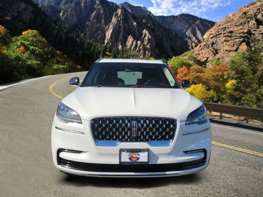 Used 2023 Pristine White Metallic Tri-Coat Lincoln Grand Touring image 6