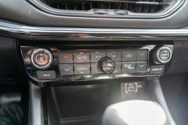 Used 2023 White Jeep Latitude image 30