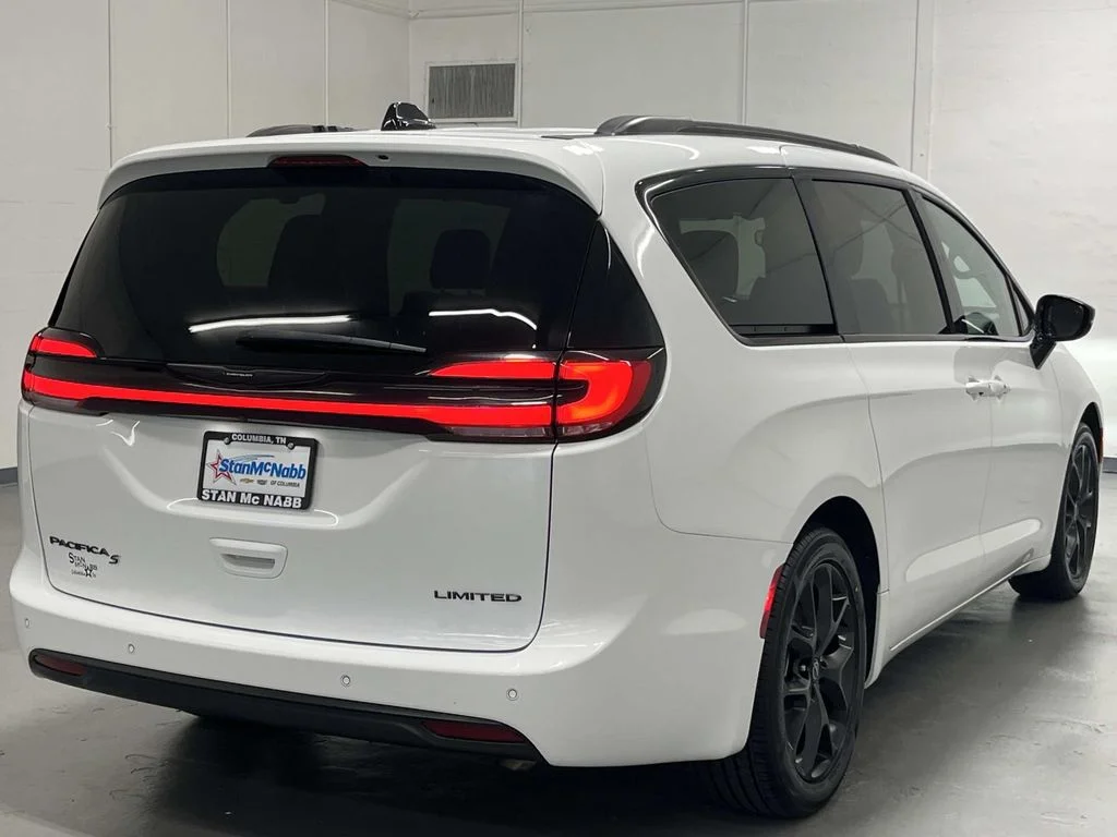 Used 2025 Bright White Clearcoat Chrysler Limited FWD 1 OWNER 3.6L image 8