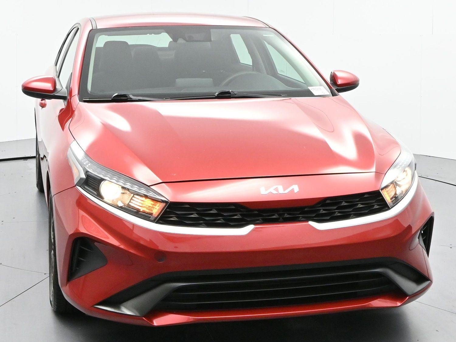 Used 2022 Currant Red Kia LXS image 2