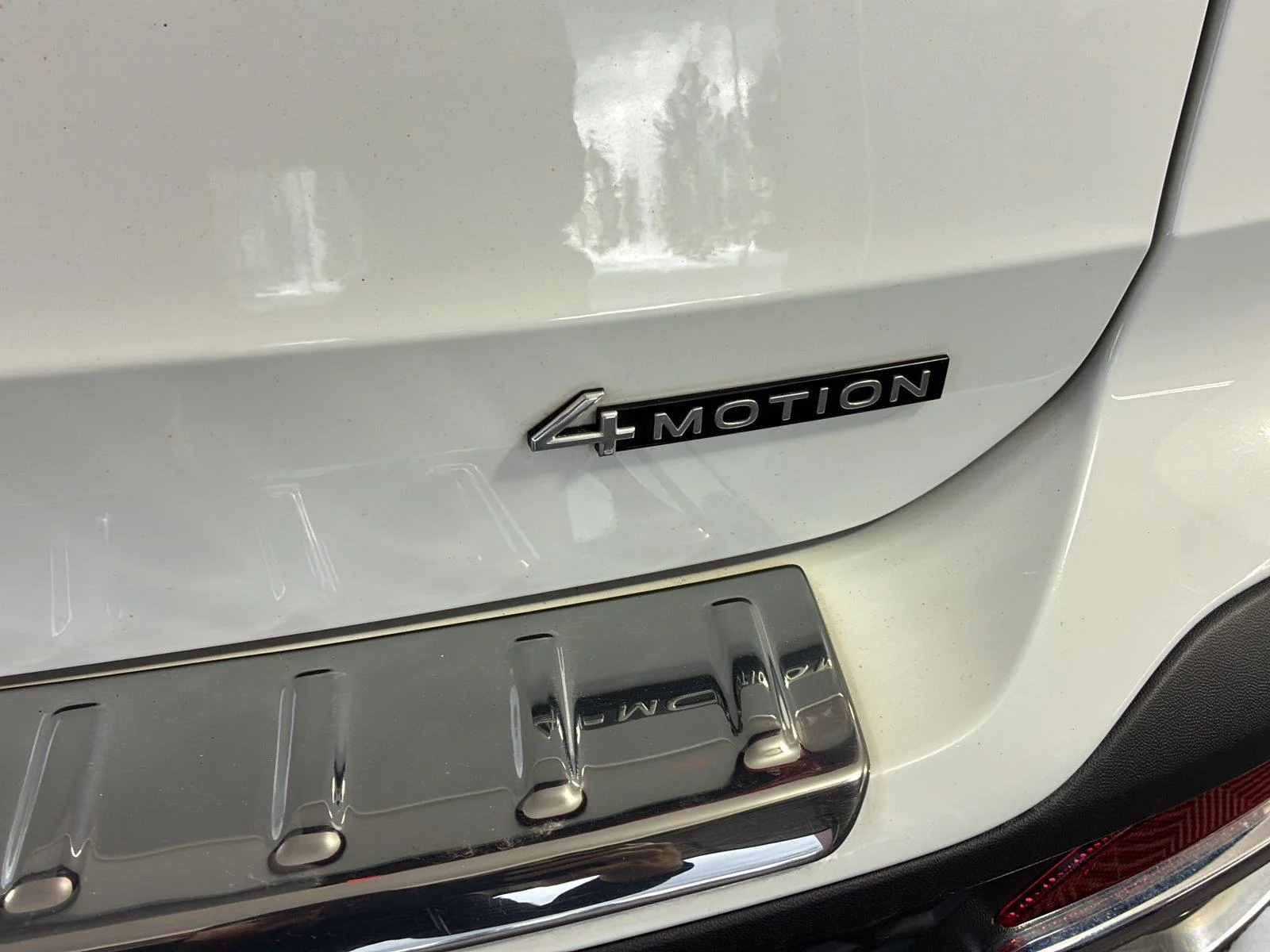 Used 2022 Pure White Volkswagen SE image 9