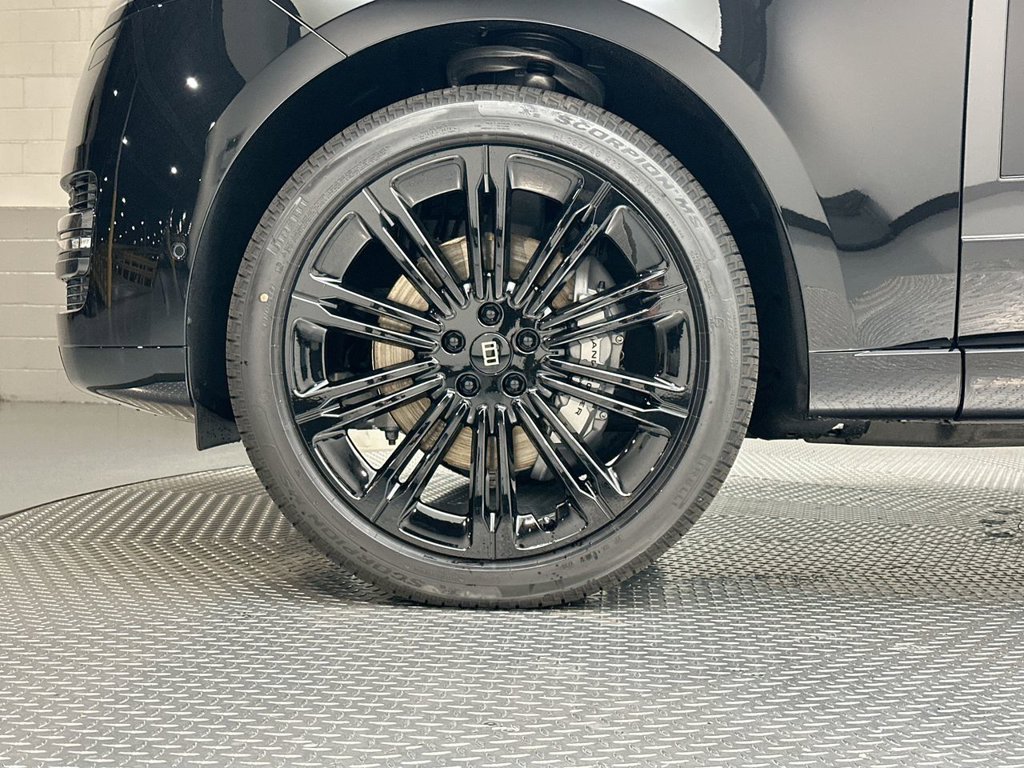 New 2027 Santorini Black Land Rover SE image 5