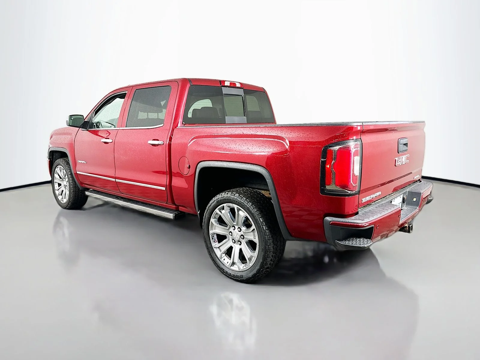 Used 2018 Red Quartz Tintcoat GMC Denali image 6