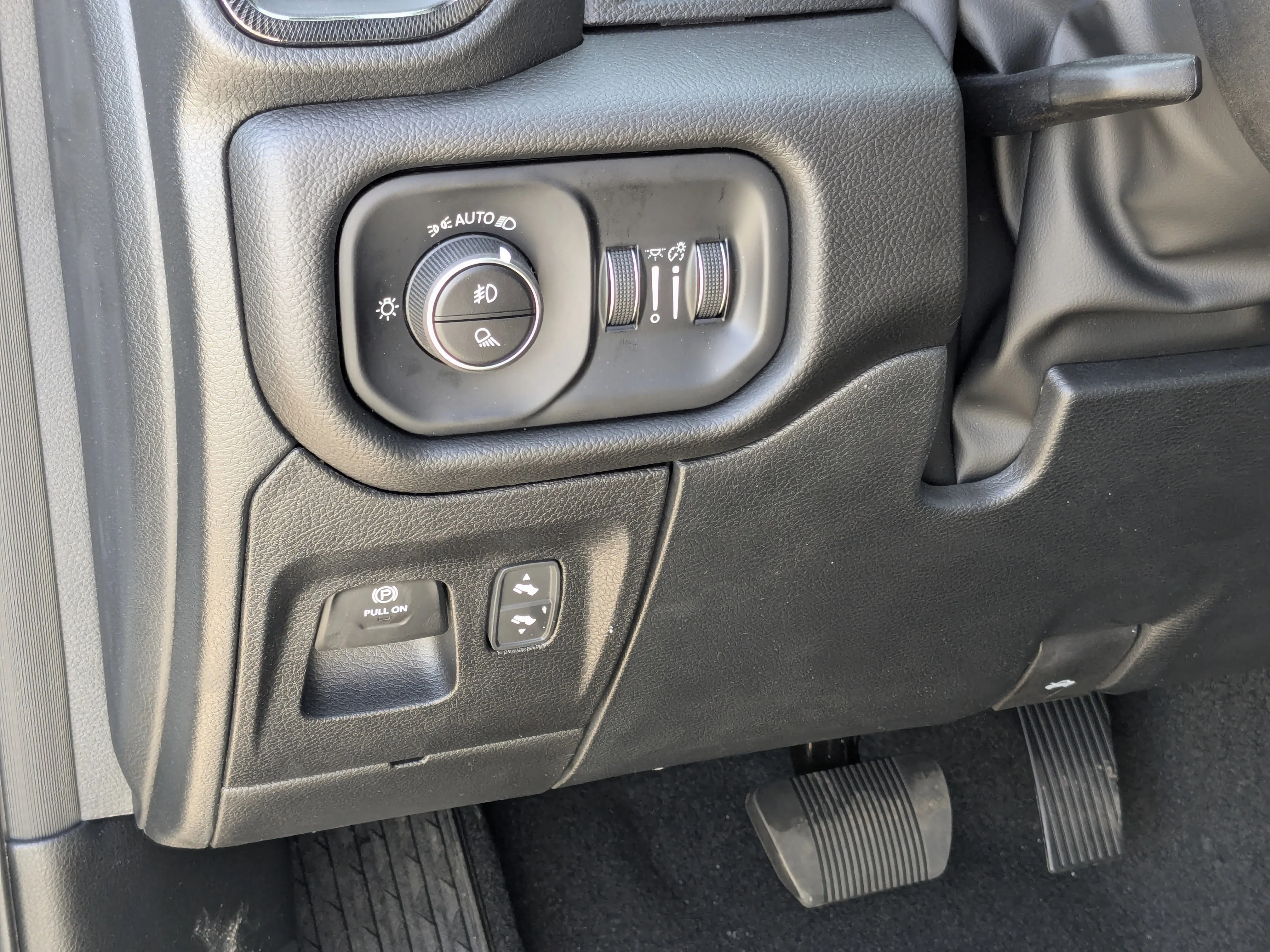 New 2026 White RAM Sport - 3.92 Rear Axle Ratio - Anti Spin Rear Diff - Sport Hood - Panoramic Sunroof & Tons More! image 15