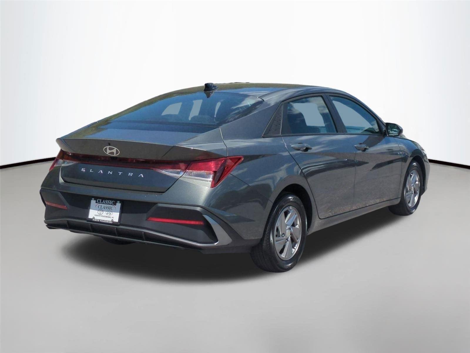 Used 2025 Amazon Gray Hyundai SE image 5