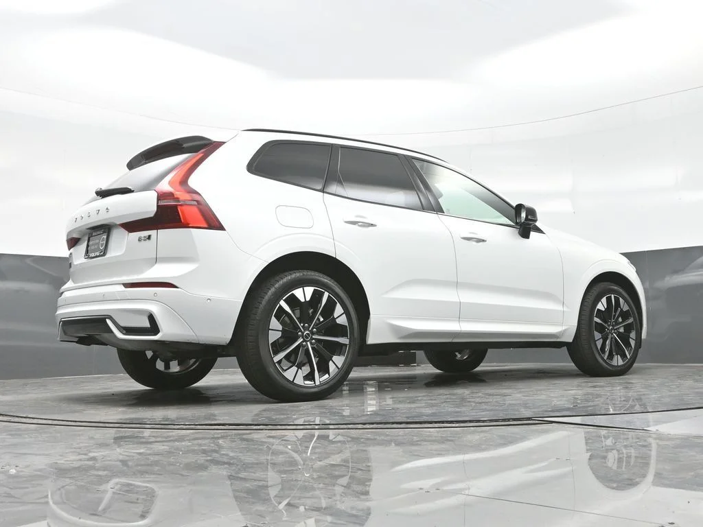New 2026 Crystal White Volvo Plus image 21