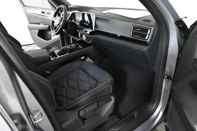 New 2026 Silver Mist Metallic Volkswagen 2.0T SE w/Technology image 9