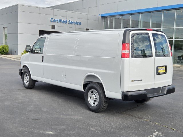 New 2026 Summit White Chevrolet WT image 9