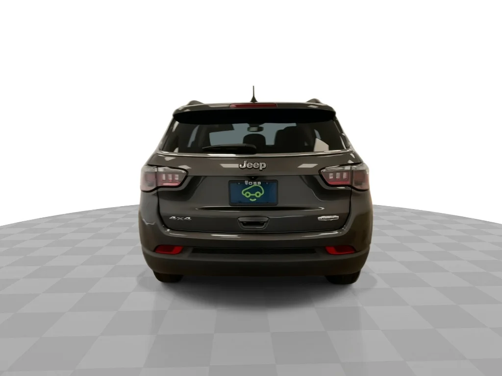 Used 2022 Granite Crystal Metallic Clear Coat Jeep Latitude Lux image 8