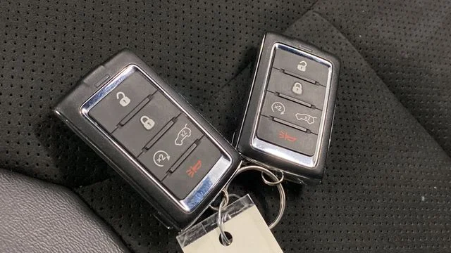 Used 2023 Silver Jeep Altitude X image 21