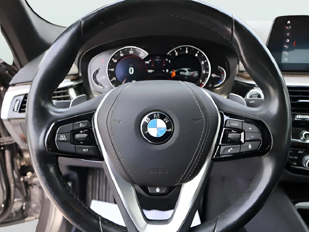 Used 2019 Gray BMW 530i xDrive image 32