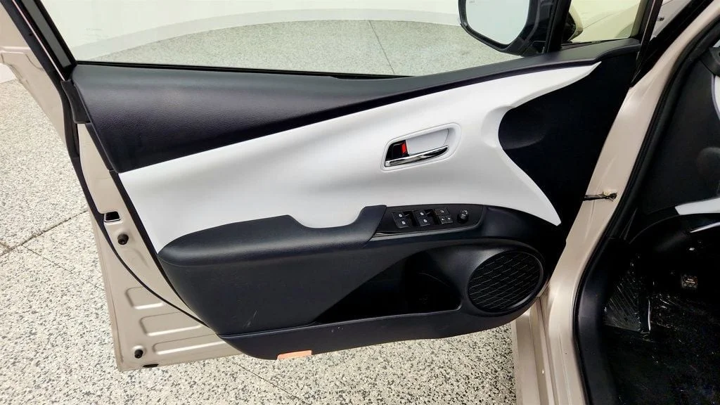Used 2018 Titanium Glow Toyota Advanced image 10