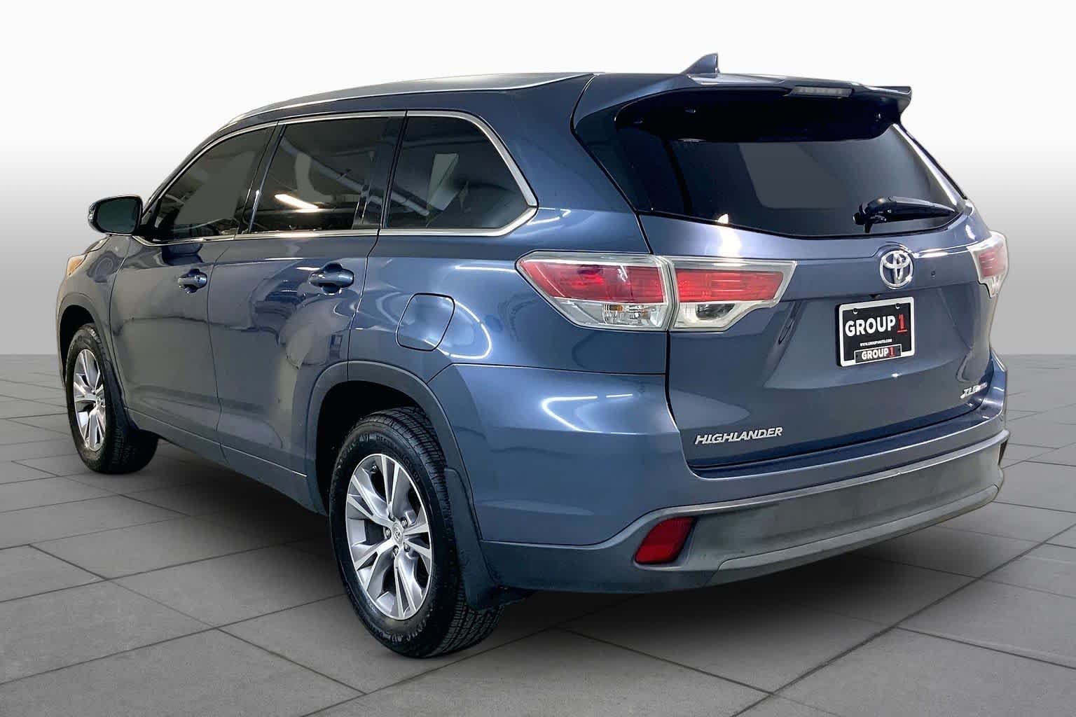 Used 2015 Shoreline Blue Pearl Toyota XLE image 11