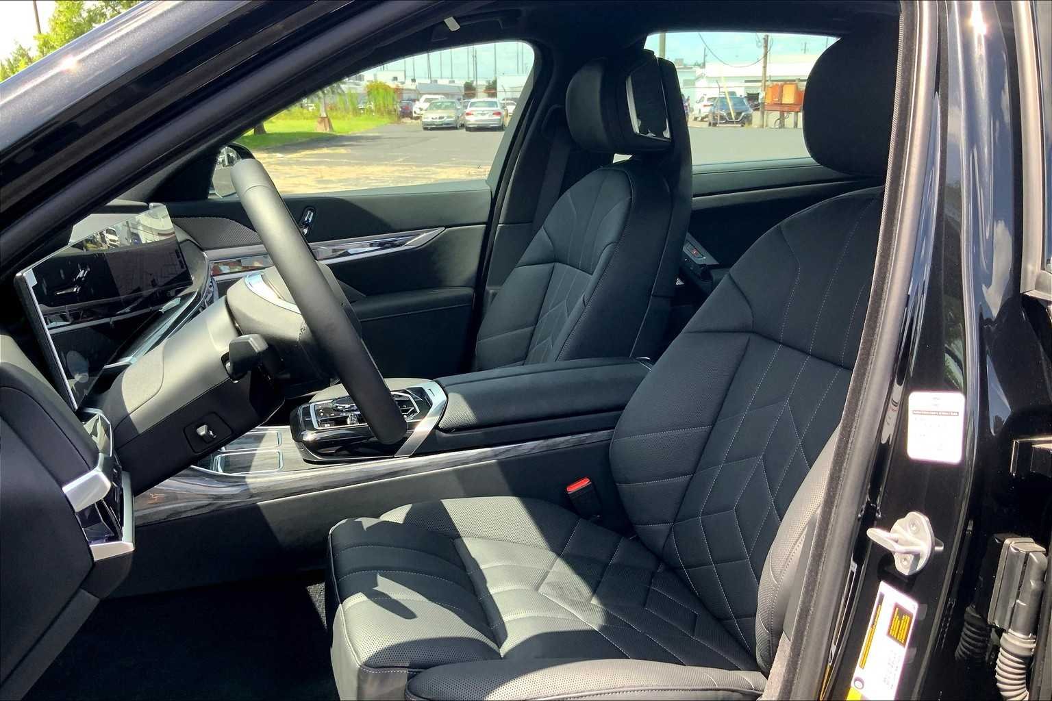 2025 BMW i7 50 - Photo 9