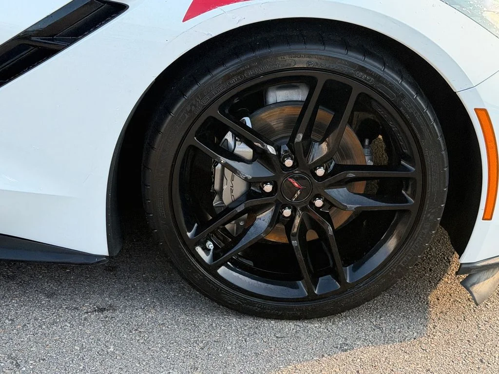 Used 2019 White Chevrolet Stingray image 9