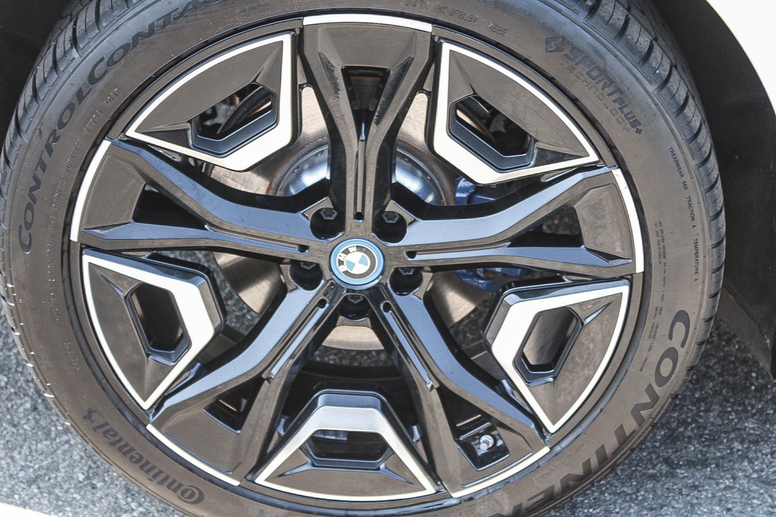 Used 2024 Mineral White Metallic BMW xDrive50 image 11
