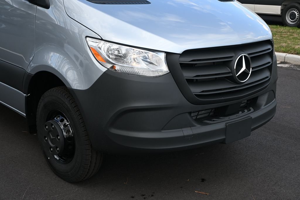 Used 2026 high-tech silver metallic Mercedes-Benz Cargo 144 WB image 30