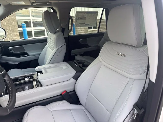 New 2027 Star White Metallic Tri-Coat Ford Platinum image 45