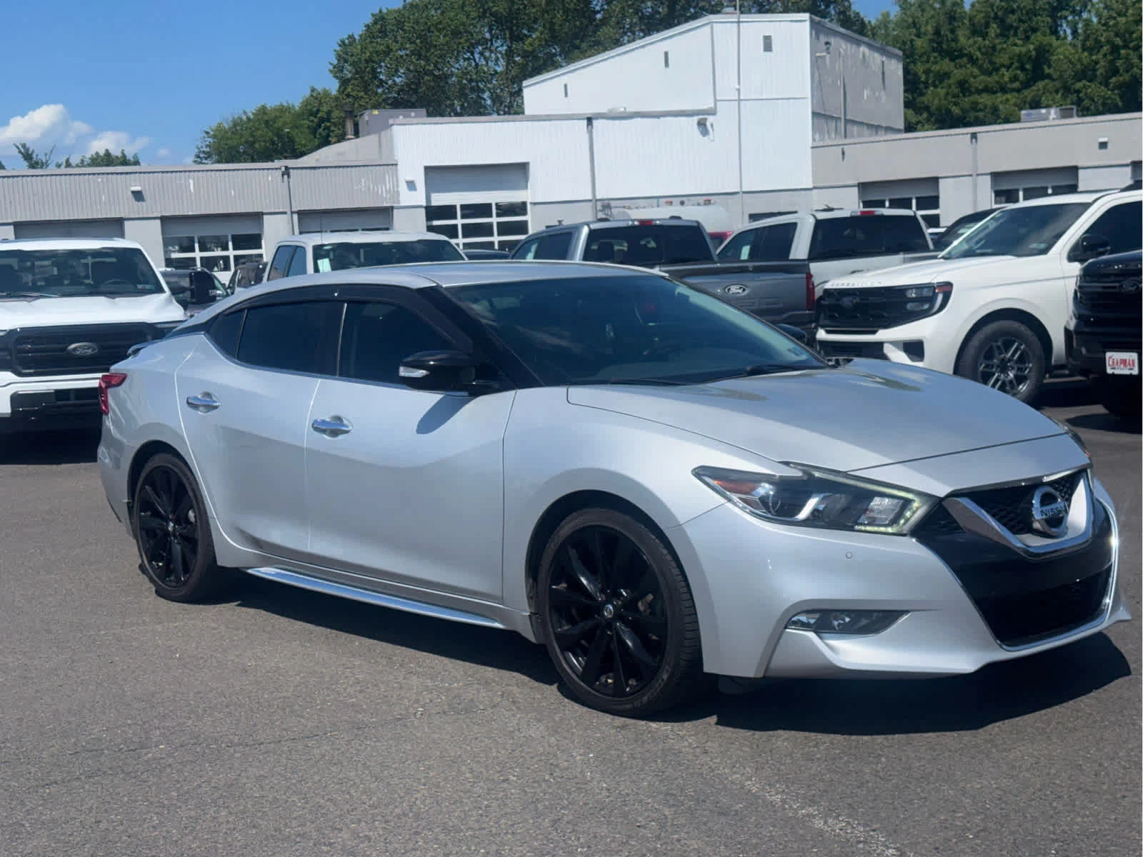 Used 2017 Brilliant Silver Nissan SR image 7