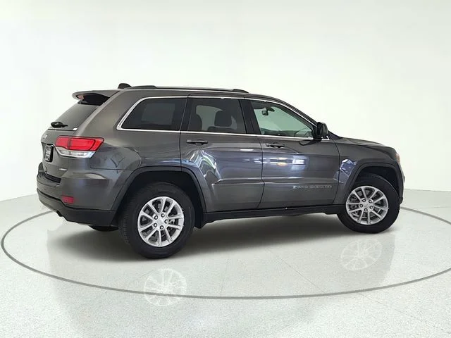 Used 2021 Granite Crystal Clearcoat Metallic Jeep Laredo E image 6