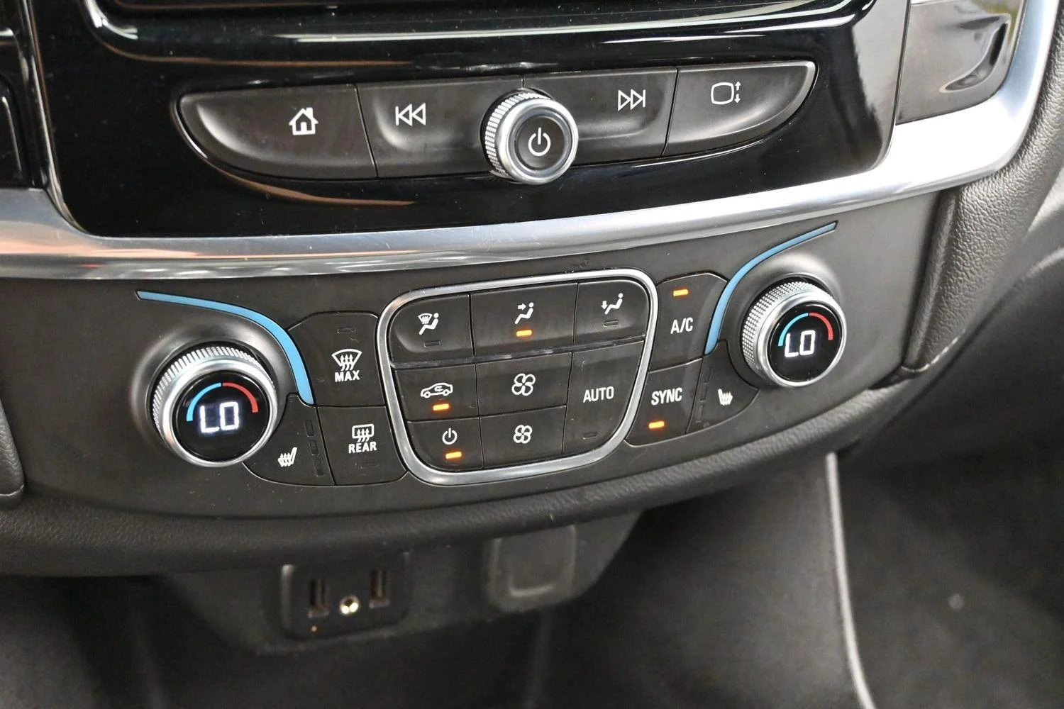 Used 2022 Summit White Chevrolet LT Cloth image 23