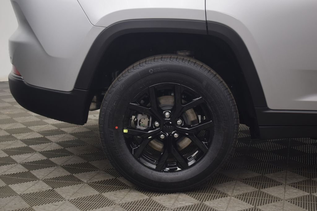 New 2026 Silver Zynith Exterior Paint Jeep Altitude image 8