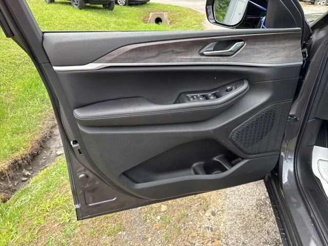 New 2026 Baltic Gray Metallic Clear-Coat Exterior Paint Jeep Altitude image 16