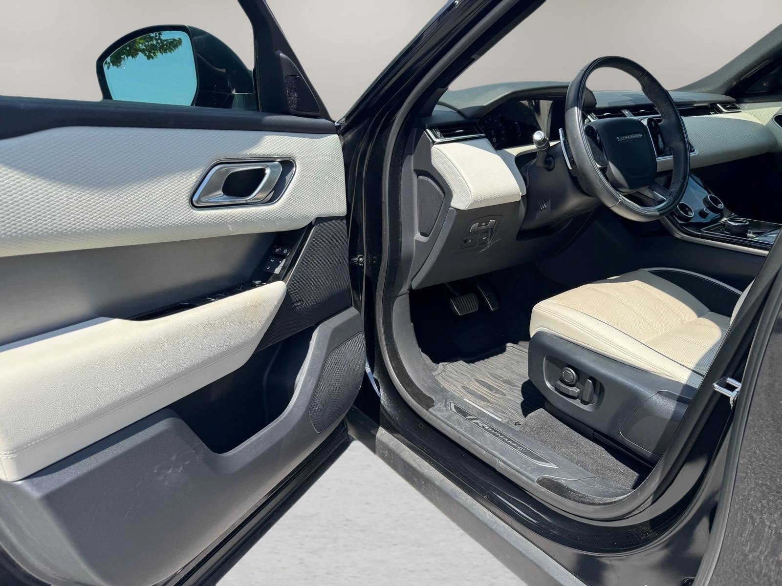 Used 2020  Land Rover R-Dynamic S image 15