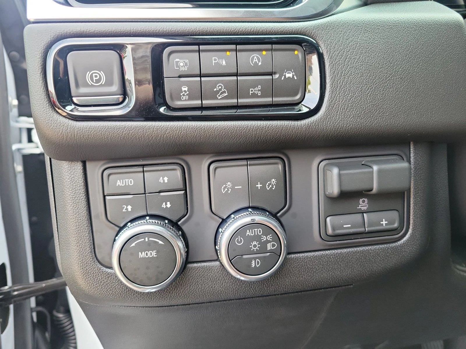 2026 GMC Yukon Denali - Photo 21