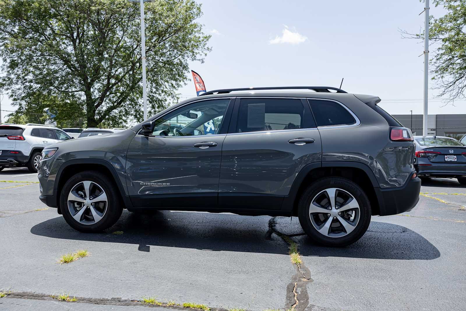 Used 2022 Sting-Gray Clearcoat Jeep Limited image 4