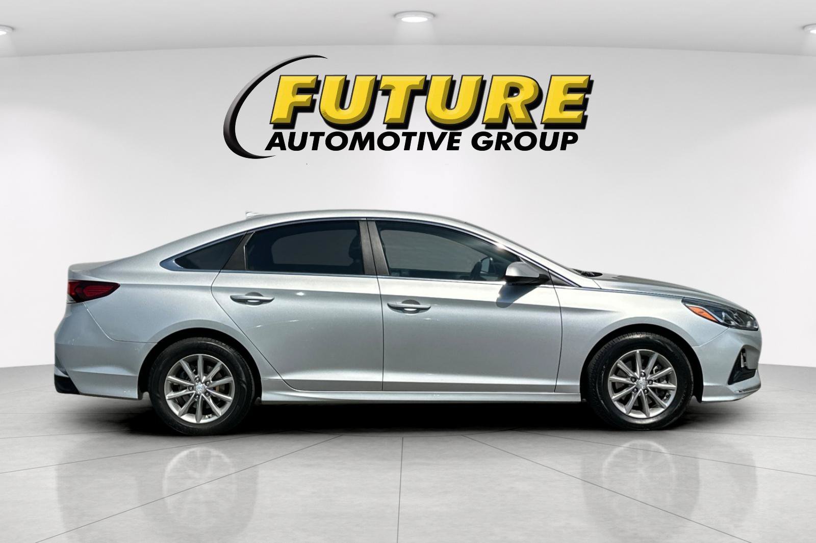 Used 2018 Silver Hyundai SE image 3