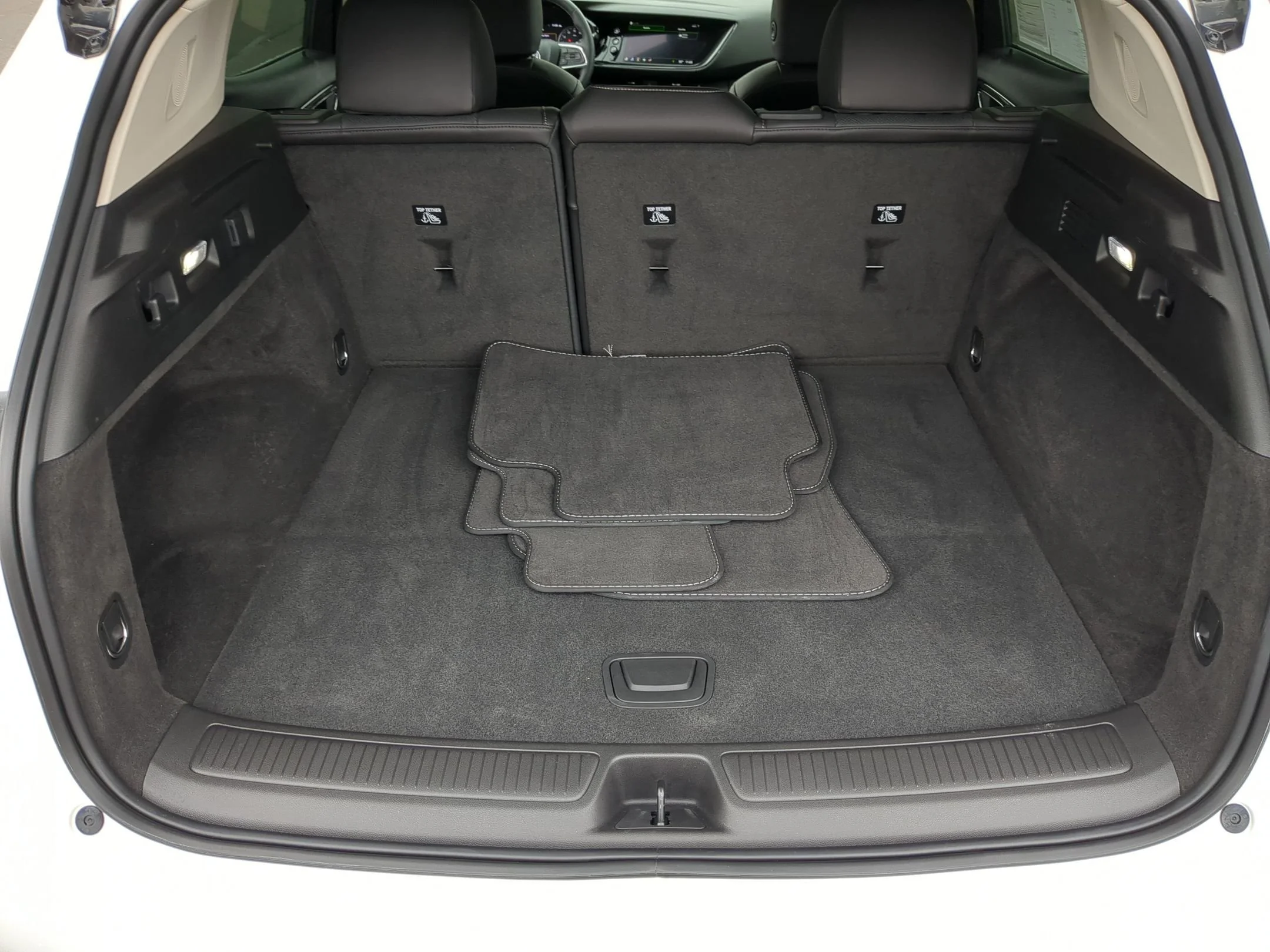 Used 2023 Summit White Buick Essence image 25