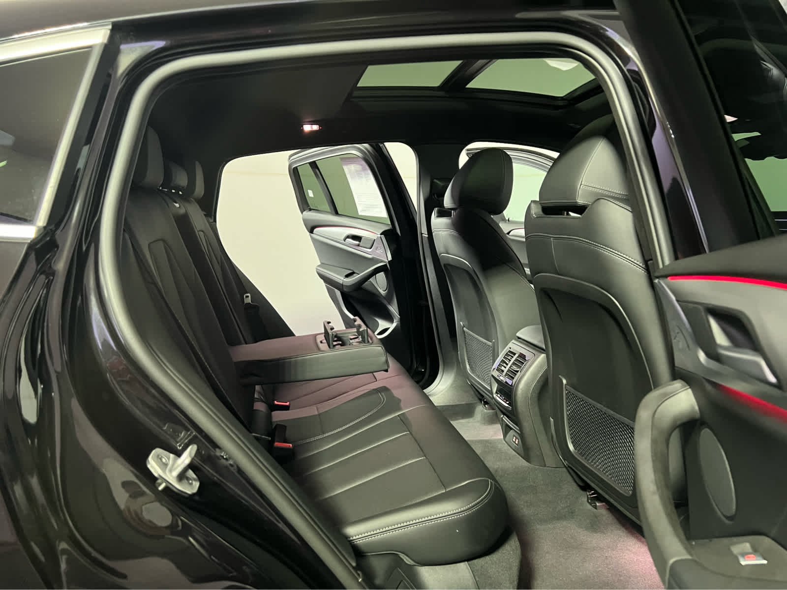 Used 2025 Black Sapphire Metallic BMW xDrive30i image 29