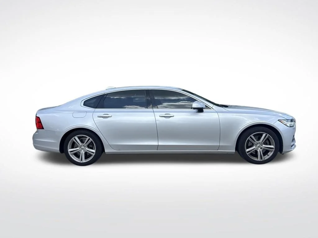 Used 2018 Silver Volvo T5 Momentum image 4