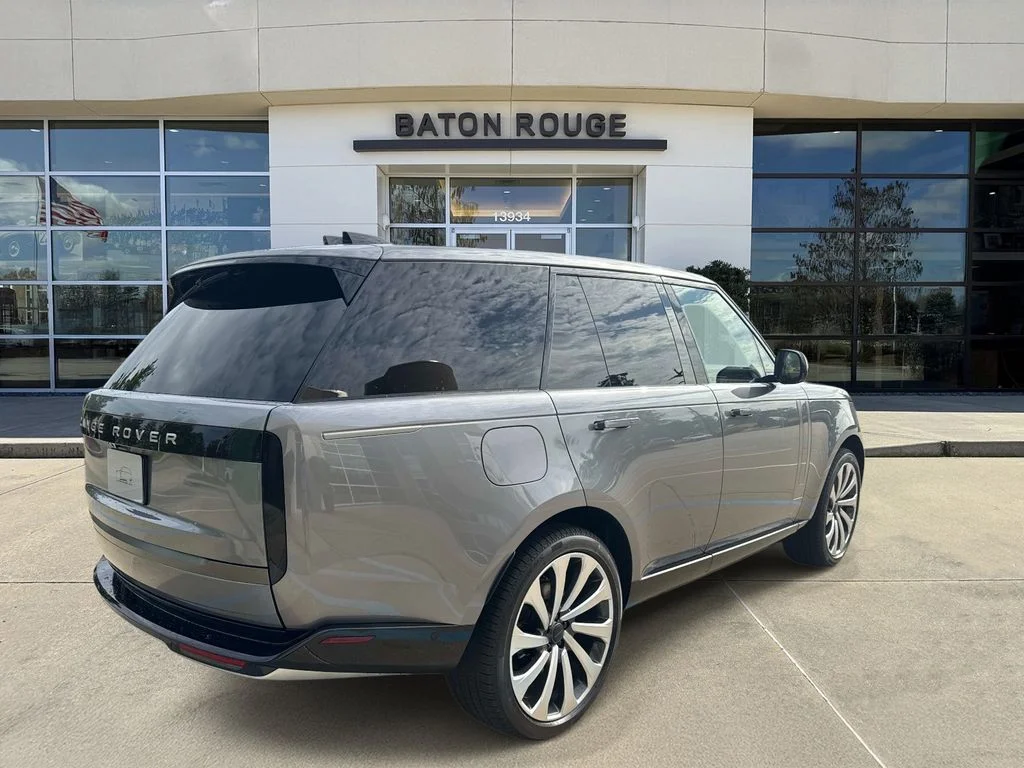 New 2026 Eiger Grey Land Rover SE image 3