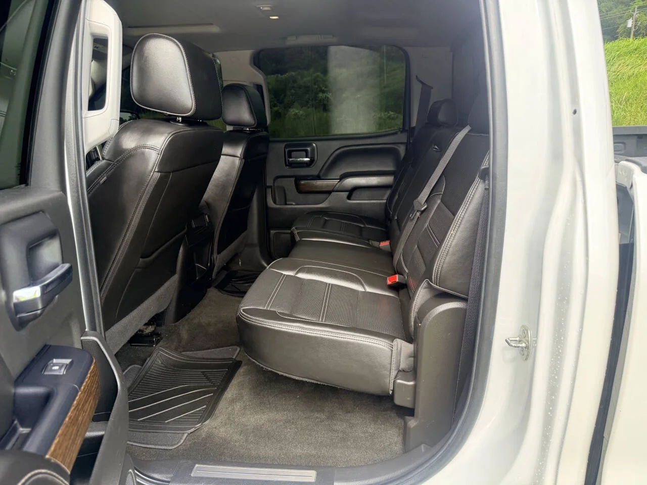 Used 2018 White GMC Denali 4x4 4dr Crew Cab 5.8 ft. SB image 15