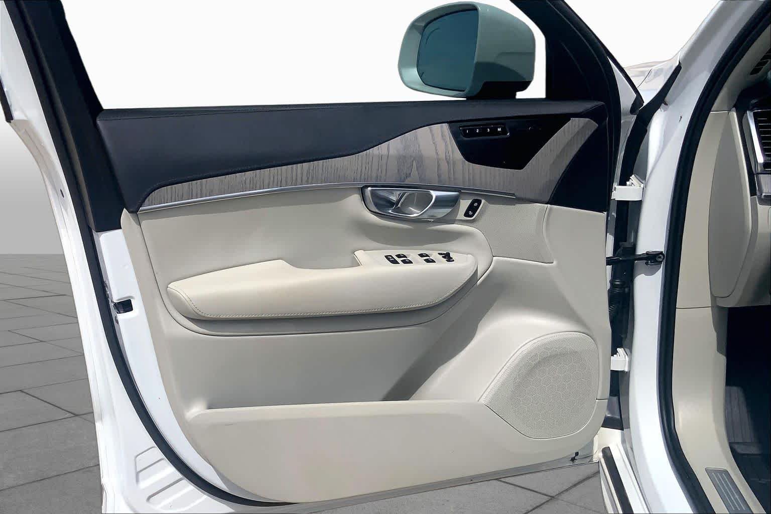 Used 2025 WHITE Volvo Ultra image 21