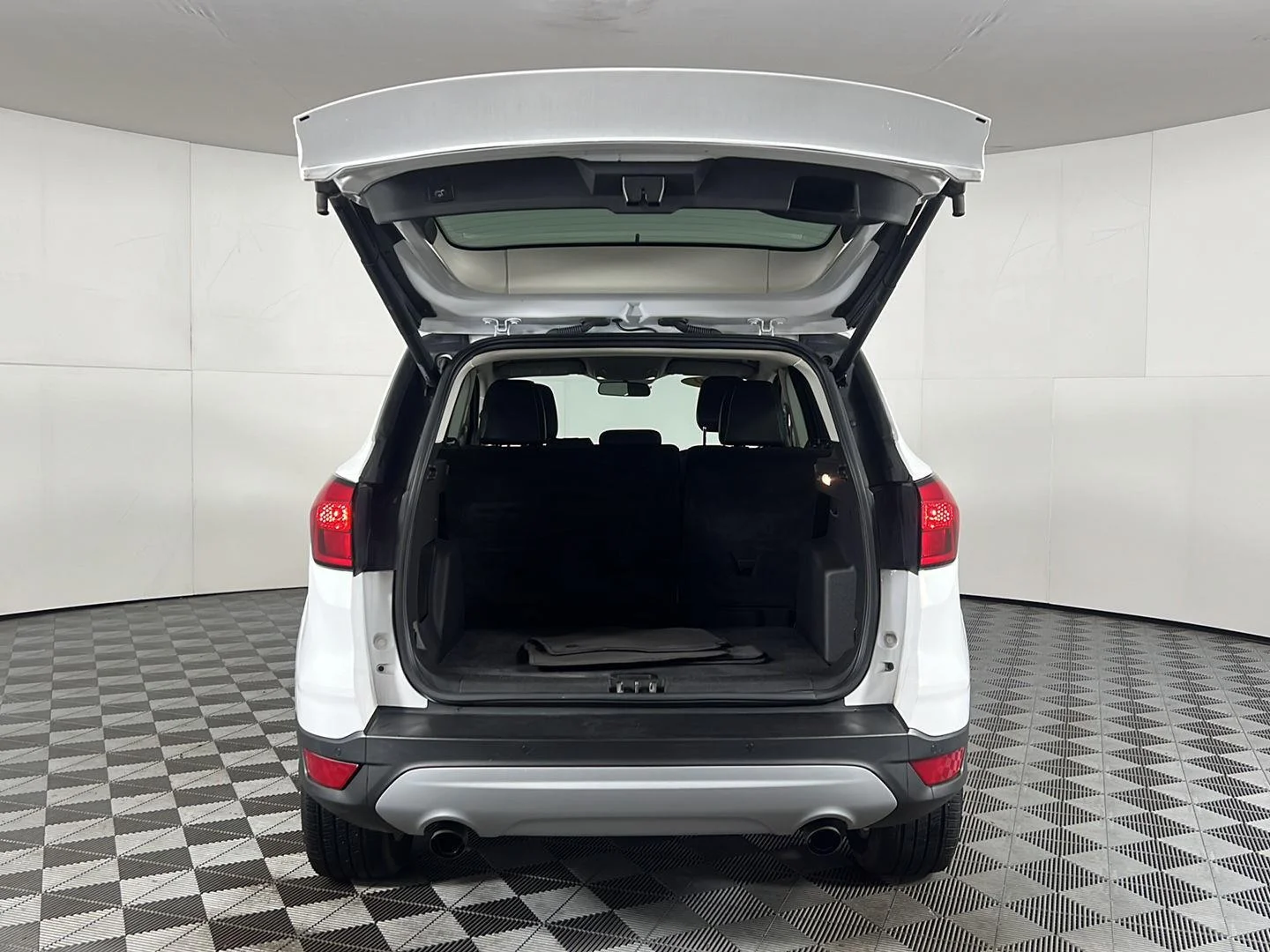 Used 2019 Oxford White Ford SEL image 8